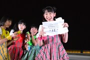オリコンランキングを発表する小泉遥香（右端）。