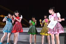 テンションが上がりすぎて紙コップを握りつぶしてしまった坂井仁香（左から2番目）。