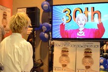 「30th CENTURY BOY」のミュージックビデオを鑑賞するこんどうようぢ。