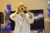 曲中にコール＆レスポンスを求めるこんどうようぢ。