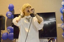 曲中にコール＆レスポンスを求めるこんどうようぢ。