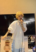 「30th CENTURY BOY」を披露するこんどうようぢ。