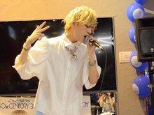 「30th CENTURY BOY」を披露するこんどうようぢ。