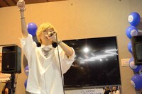 「30th CENTURY BOY」を披露するこんどうようぢ。