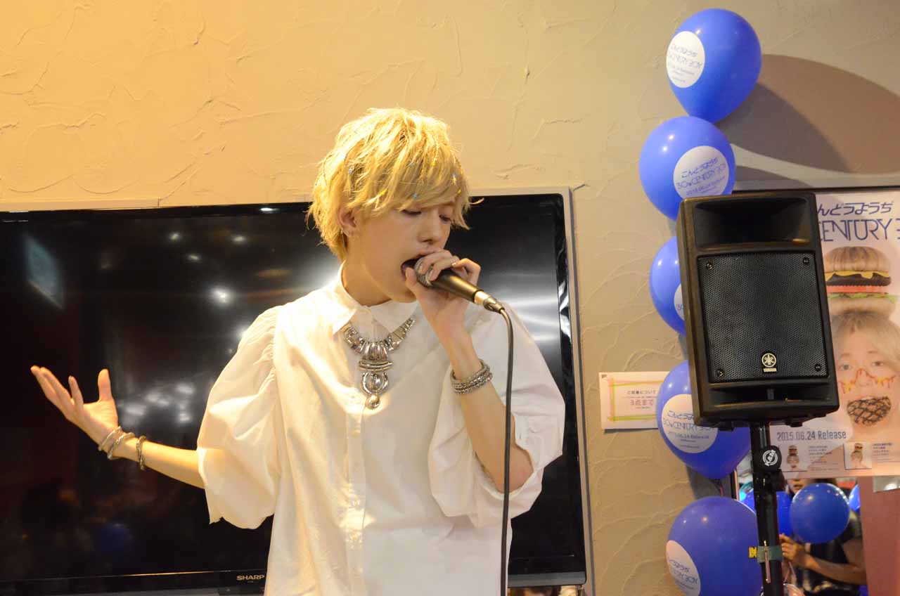 「30th CENTURY BOY」を披露するこんどうようぢ。