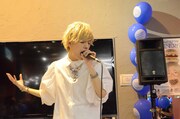 「30th CENTURY BOY」を披露するこんどうようぢ。
