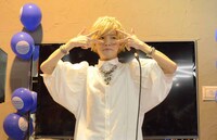 「30th CENTURY BOY」を披露するこんどうようぢ。