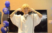 「30th CENTURY BOY」を披露するこんどうようぢ。