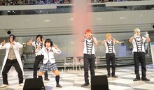 「夏にキスしていいですか？」を披露するアルスマグナとキンタロー。