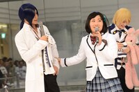 九瓏ケント（左）に迫るキンタロー。（中央）