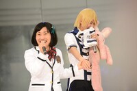 榊原タツキ（右）に迫るキンタロー。（左）