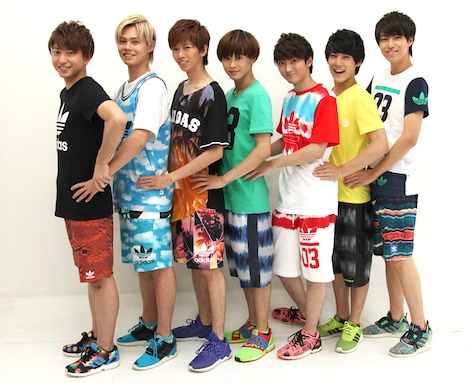 映画「サイドライン」の会見を行った超特急。