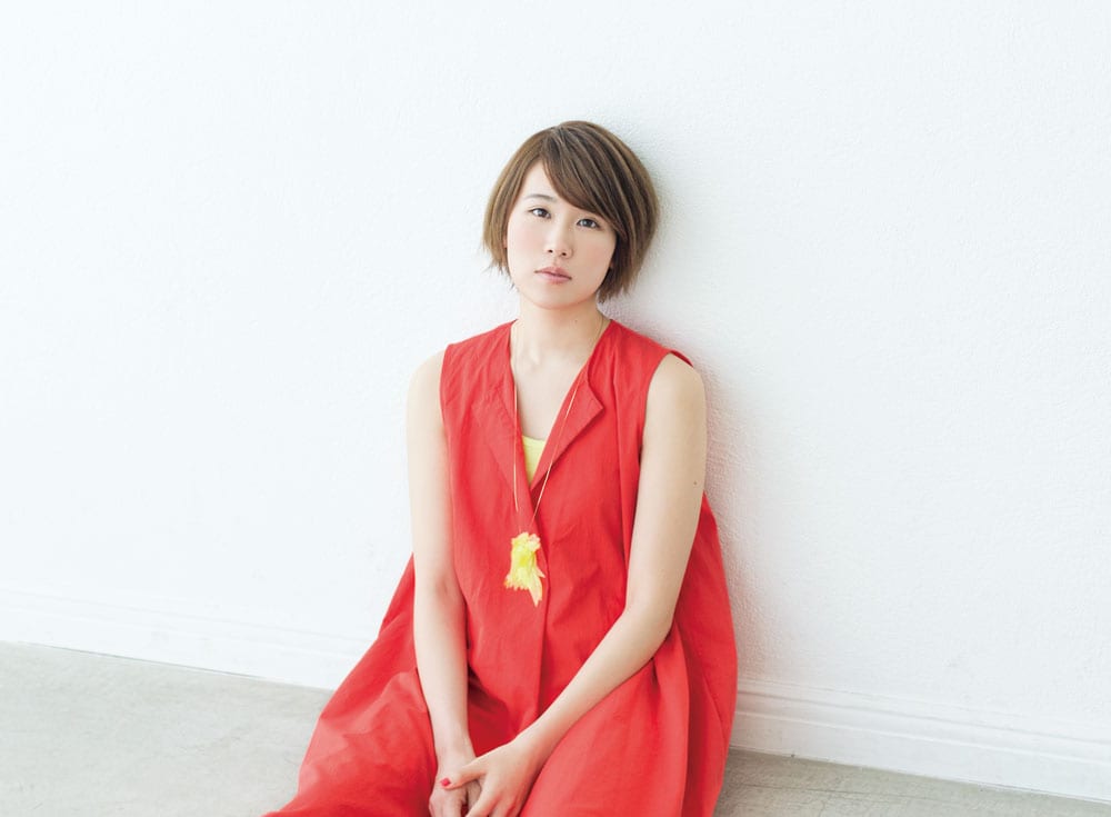 丸本莉子、バンドバックに歌う「ココロ予報」ライブMV公開