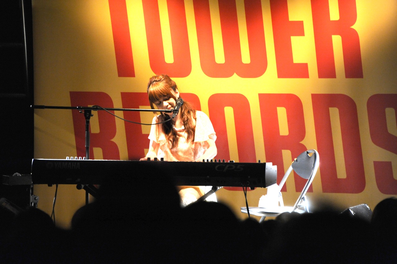 「藤田麻衣子ニューシングル『おぼろ月』発売記念スペシャルライブ」の様子。