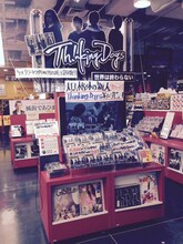 東京・タワーレコード渋谷店でのThinking Dogs「世界は終わらない」の展開の様子。（写真提供：ソニー・ミュージックレコーズ）