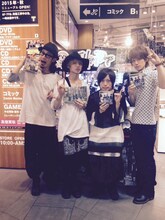 CDショップへ挨拶回りをするThinking Dogs。（写真提供：ソニー・ミュージックレコーズ）