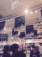 東京・SHIBUYA TSUTAYAでのThinking Dogs「世界は終わらない」の展開の様子。（写真提供：ソニー・ミュージックレコーズ）