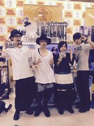 CDショップへ挨拶回りをするThinking Dogs。（写真提供：ソニー・ミュージックレコーズ）