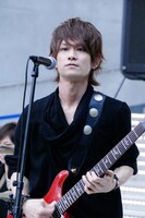 Jun（G）（写真提供：ソニー・ミュージックレコーズ）