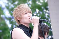 TSUBASA（Vo）（写真提供：ソニー・ミュージックレコーズ）