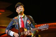 森山直太朗「森山直太朗コンサートツアー『西へ』」東京・NHKホール公演の様子。（Photo by hajime kamiiisaka）