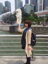 マーライオンと綾野ましろ（写真提供：アリオラジャパン）。