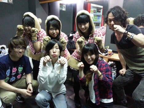 あゆみくりかまきとUNLIMITS。（写真提供：SMEレコーズ）