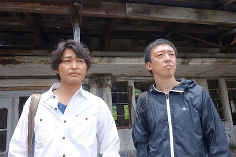 安田顕と野口照夫監督。(c)「廃墟の休日」製作委員会