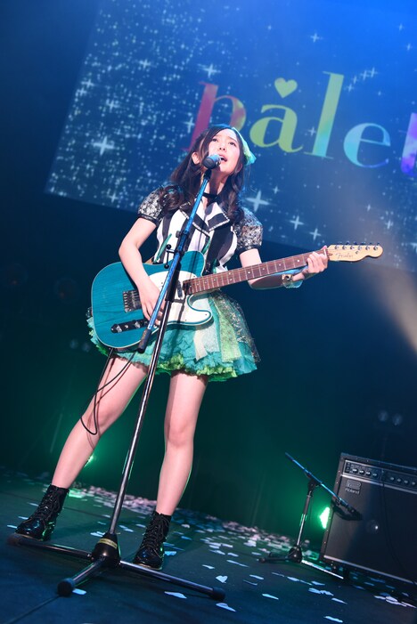 自身が作詞・作曲した「Unforgettable」を熱唱する中野佑美。