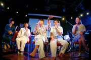 写真左よりちばぎん（B）、みさこ（Dr）、の子（Vo, G）、mono（Key）、司会を務めた大山卓也（ナタリー）。（写真提供：ワーナーミュージック・ジャパン）