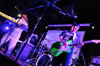 写真左よりmono（Key）、の子（Vo, G）。（写真提供：ワーナーミュージック・ジャパン）