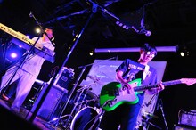 写真左よりmono（Key）、の子（Vo, G）。（写真提供：ワーナーミュージック・ジャパン）