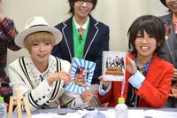 「でんぱコネクション」DVD / Blu-rayボックスを紹介する最上もが（左）と古川未鈴（右）。