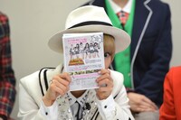 「でんぱコネクション」DVDのジャケット裏面を紹介する最上もが。