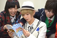 「でんぱコネクション」DVD / Blu-rayボックス特典ブックレットの中身を確認する夢眠ねむ、最上もが、相沢梨紗（左から）。