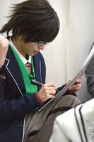 真剣な表情でイラストに没頭する相沢梨紗。