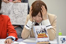 スケッチブックを前に頭を抱える藤咲彩音。