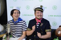 「あったかいんだからぁ♪」を歌う長谷川俊輔（右）。