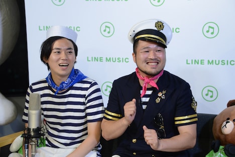 「あったかいんだからぁ♪」を歌う長谷川俊輔(右)。