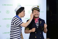 長谷川俊輔にキツネキスする佐藤大樹。