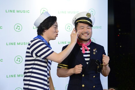 長谷川俊輔にキツネキスする佐藤大樹。