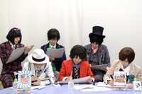 イラストに没頭するでんぱ組.inc。