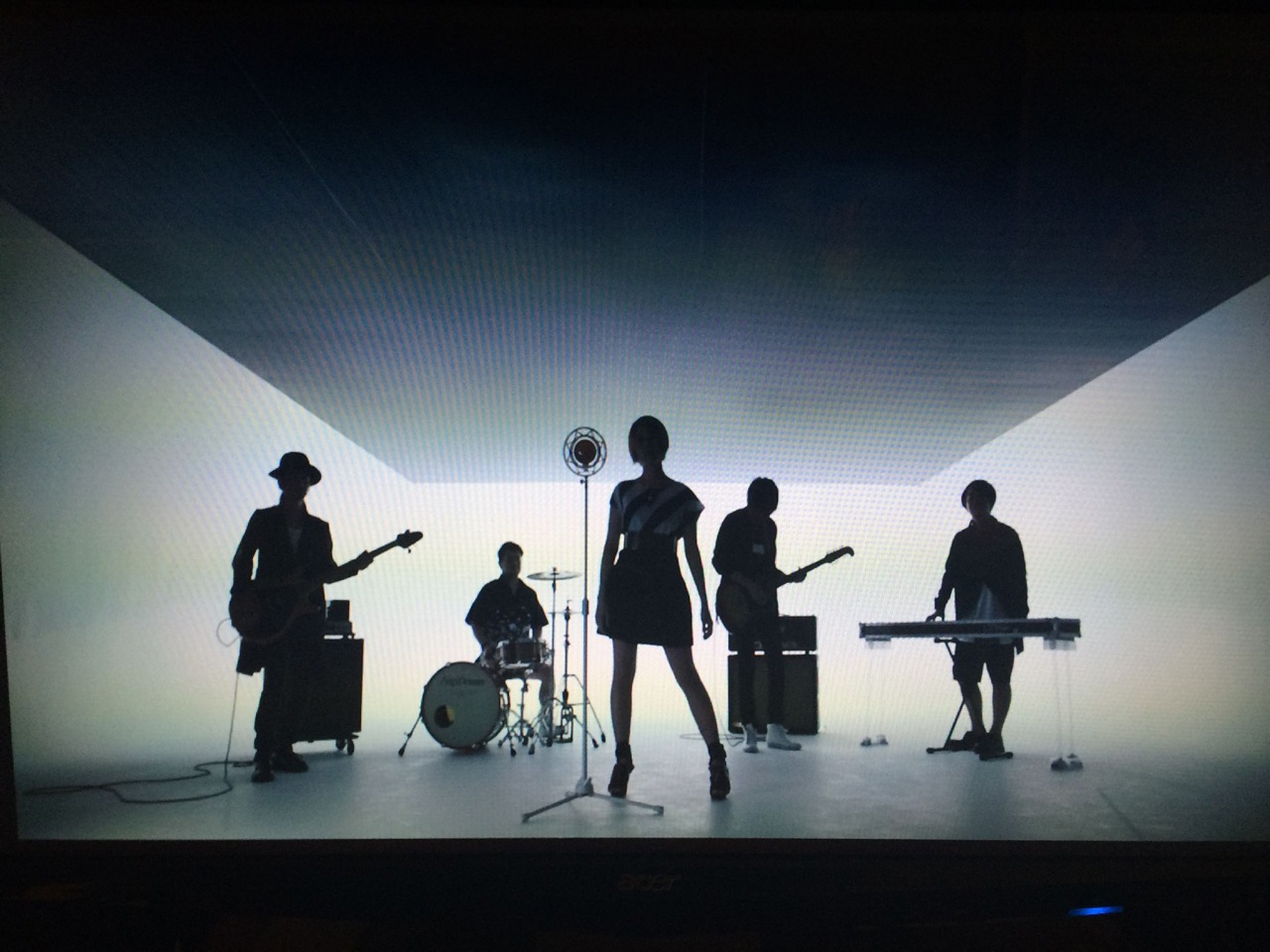 la la larks「ハレルヤ」ミュージックビデオのワンシーン。