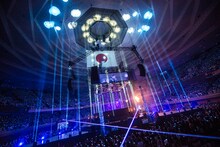 AAAの全国ツアー「AAA ARENA TOUR 2015 10th Anniversary -Attack All Around-」の様子。