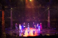 AAAの全国ツアー「AAA ARENA TOUR 2015 10th Anniversary -Attack All Around-」の様子。