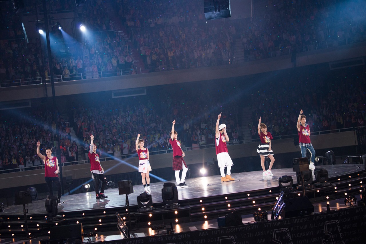 AAAの全国ツアー「AAA ARENA TOUR 2015 10th Anniversary -Attack All Around-」の様子。