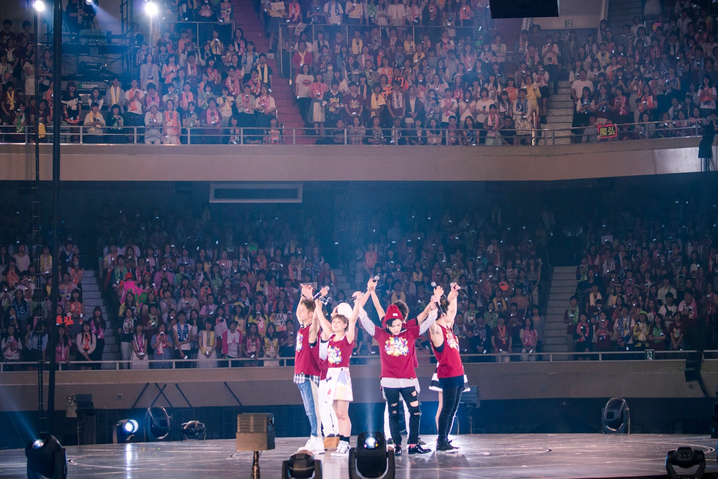 AAAの全国ツアー「AAA ARENA TOUR 2015 10th Anniversary -Attack All Around-」の様子。