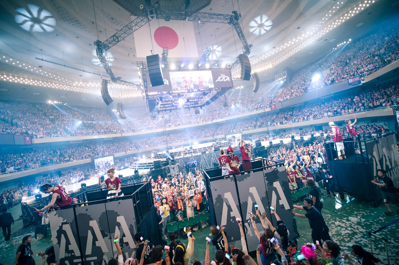AAAの全国ツアー「AAA ARENA TOUR 2015 10th Anniversary -Attack All Around-」の様子。