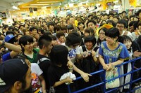 観客をかき分けながらステージにやってきた柴田隆浩（Vo, G）。