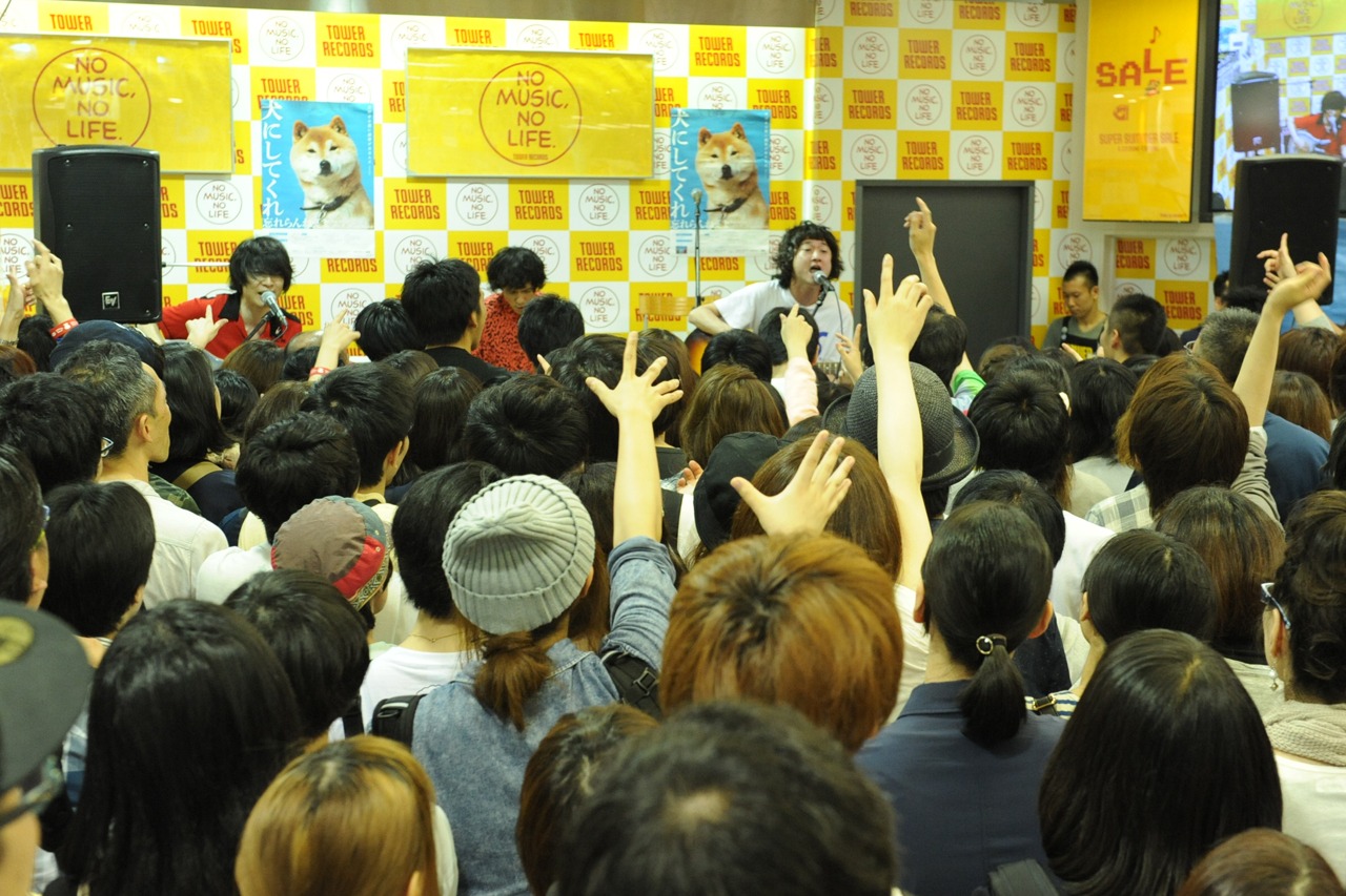 タワーレコード新宿店で行われた「犬にしてくれ」発売記念インストアイベントの様子。